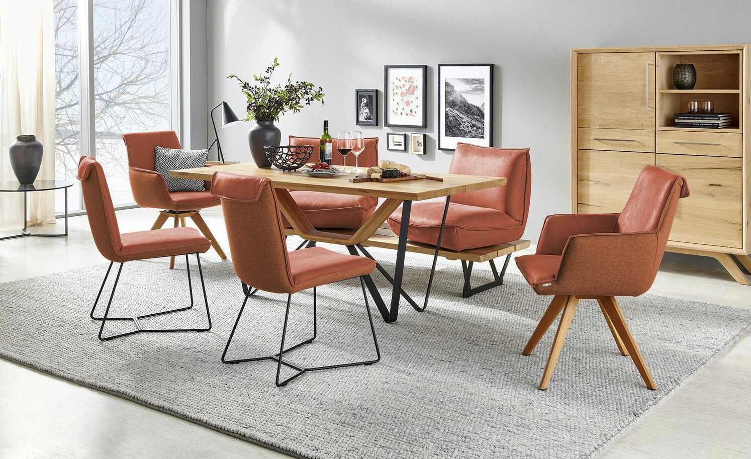 KOINOR Leder-Kufen-Bank auf Holzpodest drehbar Schwof | Fire (Cognac) / Kontrastfaden Beige Drehfunktion 1 KOINOR Leder-Kufen-Bank auf Holzpodest drehbar Schwof | Fire (Cognac) / Kontrastfaden Beige Drehfunktion