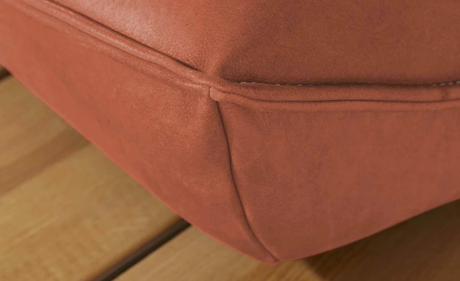 KOINOR Leder-Kufen-Bank auf Holzpodest drehbar Schwof | Fire (Cognac) / Kontrastfaden Beige Drehfunktion 8 KOINOR Leder-Kufen-Bank auf Holzpodest drehbar Schwof | Fire (Cognac) / Kontrastfaden Beige Drehfunktion – Bild 8