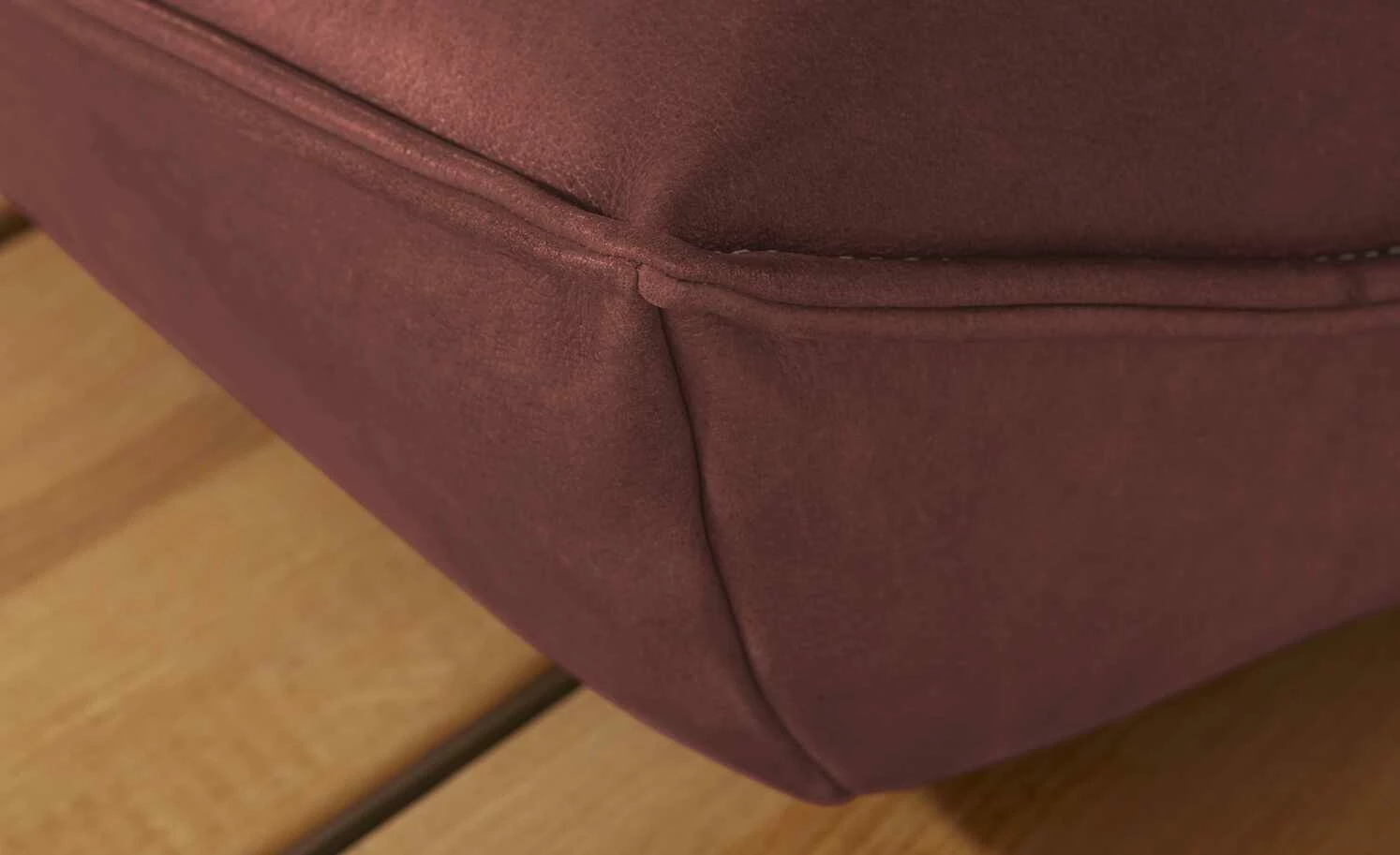 KOINOR Leder-Kufen-Bank auf Holzpodest drehbar Schwof | Chilli (Rot) / Kontrastfaden Beige Drehfunktion inkl. Drehstopp 8 KOINOR Leder-Kufen-Bank auf Holzpodest drehbar Schwof | Chilli (Rot) / Kontrastfaden Beige Drehfunktion inkl. Drehstopp – Bild 8